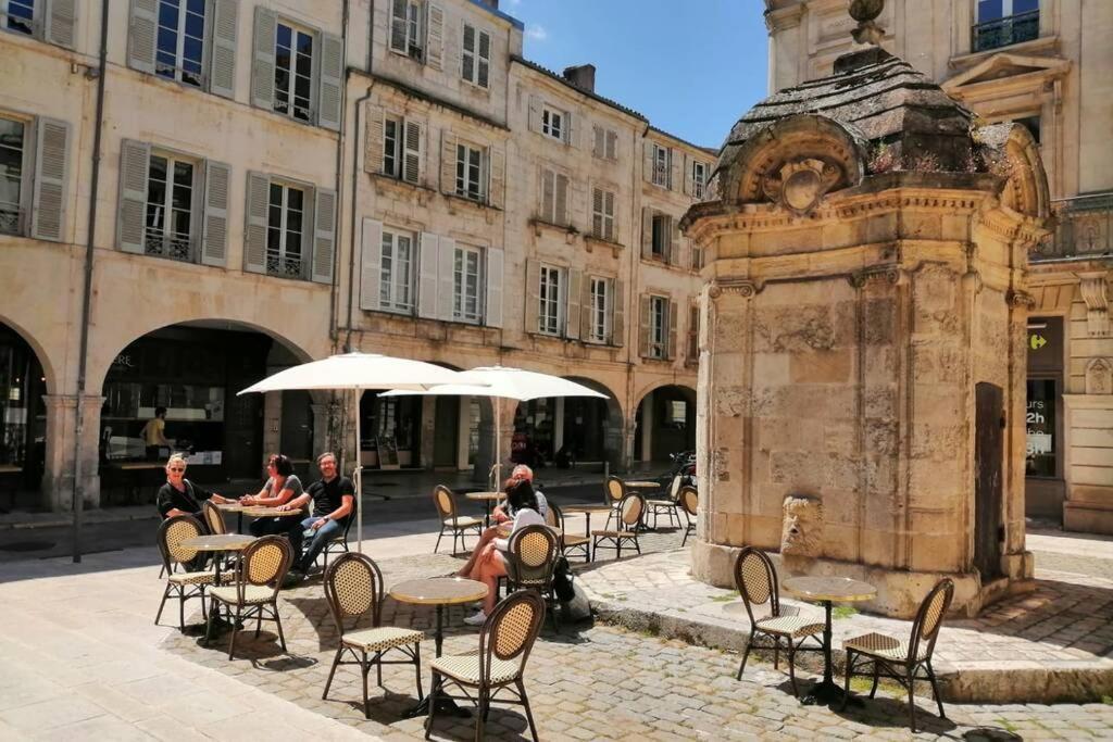 Superbe Duplex De 70M2 Avec 2 Chambres En Hyper Centre Au Calme Sur Cour Classe 3 Etoiles Avec Parking En Option La Rochelle  Buitenkant foto